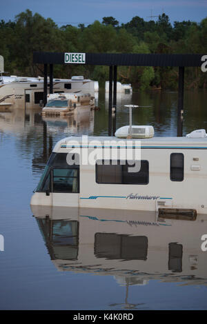 Beaumont, Texas USA Sept. 5, 2017: Überschwemmungen entlang der Autobahn 10 zwischen Beaumont und Vidor, Texas fast zwei Wochen nach dem Hurrikan Harvey Hit der texanischen Küste zwischen Corpus Christi und Port Arthur. Credit: Bob Daemmrich/Alamy leben Nachrichten Stockfoto