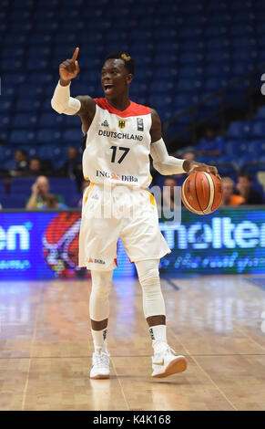 Tel Aviv, Israel. September 2017. Dennis Schroeder mit dem Ball während der Gruppe B-Gruppenphase EuroBasket-Meisterschaft Basketball-Spiel zwischen Litauen und Deutschland in der Tel Aviv Arena in Tel Aviv, Israel, 6. September 2017. Foto: Berney Ardov/dpa/Alamy Live News Stockfoto