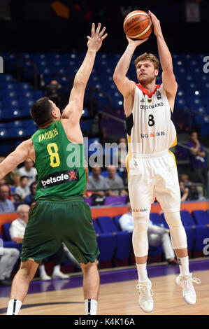 Tel Aviv, Israel. September 2017. Die deutsche Lucca Staiger (R) und die litauische Jonas Maciulis wetteifern um den Ball während des Gruppe-B-Gruppenspiel EuroBasket-Meisterschaft Basketball-Spiel zwischen Litauen und Deutschland in der Tel Aviv Arena in Tel Aviv, Israel, 6. September 2017. Foto: Berney Ardov/dpa/Alamy Live News Stockfoto