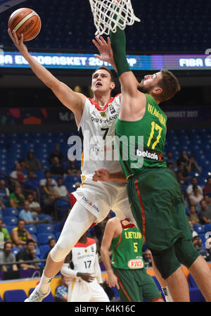 Tel Aviv, Israel. September 2017. Der Deutsche Johannes Voigtmann (L) und der Litauer Jonas Valanciunas wetteifern um den Ball während des Gruppe-B-Gruppenspiels EuroBasket-Meisterschaft zwischen Litauen und Deutschland in der Tel Aviv Arena in Tel Aviv, Israel, am 6. September 2017. Foto: Berney Ardov/dpa/Alamy Live News Stockfoto