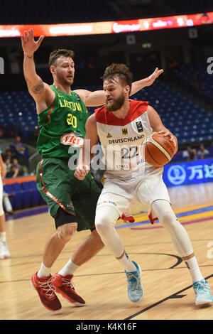 Tel Aviv, Israel. September 2017. Der deutsche Danilo Barthel (R) und die litauische Donatas Motiejunas wetteifern um den Ball während des Gruppe-B-Gruppenspiels EuroBasket-Meisterschaft zwischen Litauen und Deutschland in der Tel Aviv Arena in Tel Aviv, Israel, 6. September 2017. Foto: Berney Ardov/dpa/Alamy Live News Stockfoto