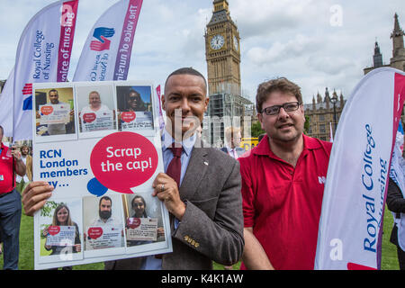 London, Großbritannien. 6. Sep 2017. Clive Lewis (links), Labour MP für Norwich Süden Unterstützung der Krankenschwestern. In einem Protest organisiert durch die königliche Hochschule der Nursingled, Krankenschwestern sammelten in Central London zu protestieren gegen die Regierungen den öffentlichen Sektor Pay Gap fortgesetzt. Quelle: David Rowe/Alamy leben Nachrichten Stockfoto