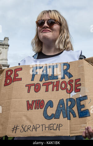 London, Großbritannien. 6. Sep 2017. In einem Protest durch die königliche Hochschule der Krankenpflege organisiert, Krankenschwestern sammelten in Central London zu protestieren gegen die Regierungen den öffentlichen Sektor Pay Gap fortgesetzt. Quelle: David Rowe/Alamy leben Nachrichten Stockfoto