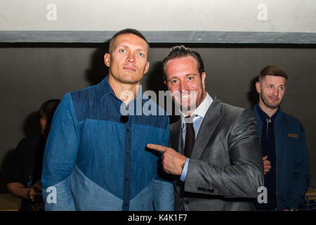 Berlin, Deutschland. 06 Sep, 2017. WBSS - Pressekonferenz in der Max-Schmeling-Halle, GER, Berlin, 06.09.2017, von links Alexandar Usyk, Kalle Sauerland, Foto: Uwe Koch/fotobasis.de Quelle: Uwe Koch/Alamy leben Nachrichten Stockfoto