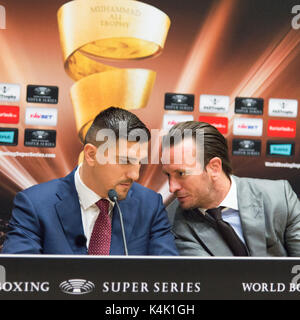 Berlin, Deutschland. 06 Sep, 2017. Während der Pressekonferenz, von links Marco Huck, Kalle Sauerland, - WBSS - Pressekonferenz in der Max-Schmeling-Halle, GER, Berlin, 06.09.2017, Foto: Uwe Koch/fotobasis.de Quelle: Uwe Koch/Alamy leben Nachrichten Stockfoto