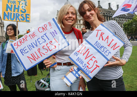 London, Großbritannien. 6 Sep, 2017. Hunderte von Mitgliedern aus der (rcn) Royal College der Krankenpflege eine Kundgebung in Parliament Square zu Kampagne gegen die 1 Prozent Pay Gap für Krankenschwestern und Krankenpfleger, die von der Regierung auferlegten Kredit inszeniert: Amer ghazzal/alamy leben Nachrichten Stockfoto