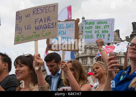 RCN Kappe Rallye: Parliament Square, London UK Schrott. 6. September 2017. RCN (Royal Collage der Krankenpflege), Mitglieder der Bühne eine Kundgebung der britischen Regierung, dass die Zeit der GAP auf die Pflege zahlen zu Schrott zu erzählen. Quelle: Steve Parkins/Alamy leben Nachrichten Stockfoto