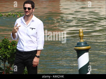 Venedig, Italien. September 2017. Gabriele Mainettiis ist am 6. September 2017 während des 74. Internationalen Filmfestivals in Venedig im Lido von Venedig zu sehen. Quelle: Andrea Spinelli/Alamy Live News Stockfoto