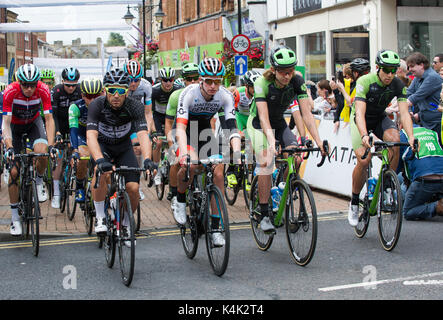 Mansfield, Nottinghamshire, Großbritannien. 6. Sep 2017. Die Tour von Großbritannien, "Ovo Energy Tour von Großbritannien" Phase 4, Mansfield zu Newark-on-Trent. Pro Riders verlassen Mansfield in der Beginn der 4. Stufe. Alan Beastall/Alamy leben Nachrichten Stockfoto