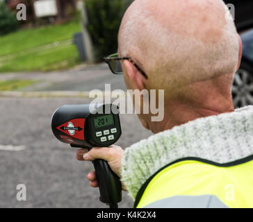 Brentwood Essex 6. September 2017.Community Freiwillige überwachen die Geschwindigkeiten der Fahrzeuge, die mit einem in der Hand gehaltenen Messgerät. Treiber über der Höchstgeschwindigkeit sind ein Mahnschreiben Credit: Ian Davidson/Alamy Leben Nachrichten gesendet Stockfoto