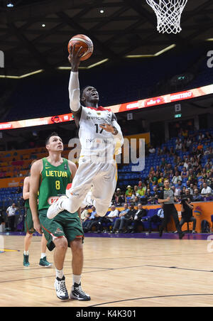 Tel Aviv, Israel. September 2017. Dennis Schroeder (R) im Einsatz gegen Jonas Maciulis aus Litauen während des Gruppe-B-Gruppenspiels EuroBasket-Meisterschaft Basketball-Spiel zwischen Litauen und Deutschland in der Tel Aviv Arena in Tel Aviv, Israel, 6. September 2017. Foto: Berney Ardov/dpa/Alamy Live News Stockfoto