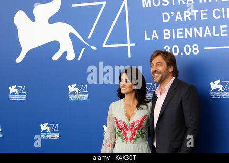 Lido di Venezia, Italien. 06 Sep, 2017. Europa, Italien, Lido di Venezia, 06. September 2017: Penelope Cruz und Javier Bardem in der fotoauftrag der Film "Lieben Pablo', Direktor Fernando León de Aranoa, 74. Internationalen Filmfestspielen Venedig Kredit Kredit: Ottavia Da Re/Sintesi/Alamy leben Nachrichten Stockfoto