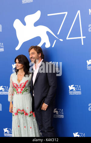 Lido di Venezia, Italien. 06 Sep, 2017. Europa, Italien, Lido di Venezia, 06. September 2017: Penelope Cruz und Javier Bardem in der fotoauftrag der Film "Lieben Pablo', Direktor Fernando León de Aranoa, 74. Internationalen Filmfestspielen Venedig Kredit Kredit: Ottavia Da Re/Sintesi/Alamy leben Nachrichten Stockfoto