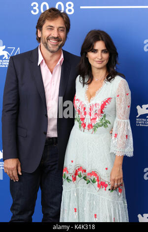 Lido di Venezia, Italien. 06 Sep, 2017. Europa, Italien, Lido di Venezia, 06. September 2017: Penelope Cruz und Javier Bardem in der fotoauftrag der Film "Lieben Pablo', Direktor Fernando León de Aranoa, 74. Internationalen Filmfestspielen Venedig Kredit Kredit: Ottavia Da Re/Sintesi/Alamy leben Nachrichten Stockfoto