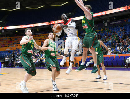 Tel Aviv, Israel. September 2017. Dennis Schroeder (3-L) in Aktion während des Gruppe B-Gruppenspiels EuroBasket-Meisterschaft Basketball-Spiel zwischen Litauen und Deutschland in der Tel Aviv Arena in Tel Aviv, Israel, 6. September 2017. Foto: Berney Ardov/dpa/Alamy Live News Stockfoto