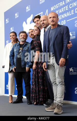 Lido di Venezia, Italien. 06 Sep, 2017. Europa, Italien, Lido di Venezia, 06. September 2017: die Darsteller des Films'Ammore e Malavita" an der Photocall, Direktoren Antonio und Marco Manetti (Manetti Bros), 74th International Film Festival Venedig Kredit Kredit: Ottavia Da Re/Sintesi/Alamy leben Nachrichten Stockfoto