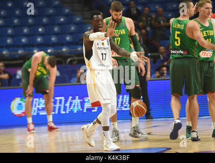 Tel Aviv, Israel. September 2017. Dennis Schroeder (M) während der Gruppe B-Gruppenphase EuroBasket-Meisterschaft Basketball-Spiel zwischen Litauen und Deutschland in der Tel Aviv Arena in Tel Aviv, Israel, 6. September 2017. Foto: Berney Ardov/dpa/Alamy Live News Stockfoto