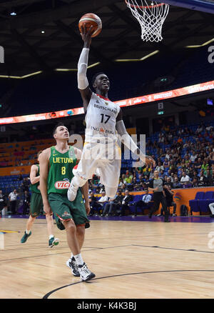 Tel Aviv, Israel. September 2017. Dennis Schroeder (R) im Einsatz gegen Jonas Maciulis aus Litauen während des Gruppe-B-Gruppenspiels EuroBasket-Meisterschaft Basketball-Spiel zwischen Litauen und Deutschland in der Tel Aviv Arena in Tel Aviv, Israel, 6. September 2017. Foto: Berney Ardov/dpa/Alamy Live News Stockfoto