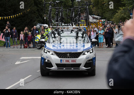 Tour durch Großbritannien Radrennen durchläuft in der Nähe von Newark in Nottinghamshire in Southwell Großbritannien am 6. September 2017. zeigt Tour support Fahrzeug mit Rädern auf dem Dach und den Menschenmassen versammelt. credit Steve brownley/alamy leben Nachrichten Stockfoto