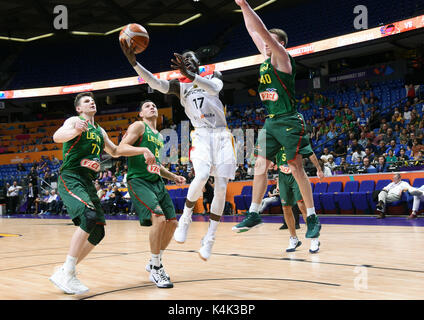 Tel Aviv, Israel. September 2017. Dennis Schroeder (3-L) in Aktion während des Gruppe B-Gruppenspiels EuroBasket-Meisterschaft Basketball-Spiel zwischen Litauen und Deutschland in der Tel Aviv Arena in Tel Aviv, Israel, 6. September 2017. Foto: Berney Ardov/dpa/Alamy Live News Stockfoto