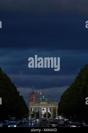 Berlin, Deutschland. 06 Sep, 2017. Dunkle Wolken über dem Brandenburger Tor in Berlin, Deutschland, 06. September 2017 gesehen werden. Foto: Paul Zinken/dpa/Alamy leben Nachrichten Stockfoto