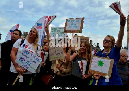 London, Großbritannien. 06 Sep, 2017. Tausende von Krankenschwestern Protest in Westminster, London gegen die Lohnkürzungen 6 September, 2017 Credit: Ajit Wick/Alamy leben Nachrichten Stockfoto