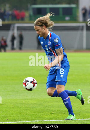 Reykjavik, Island. 5. September 2017. Birkir Bjarnason Islands steuert eine Kugel während der FIFA WM 2018-Qualifikationsspiel gegen die Ukraine mit Laugardalsvollur Stadion in Reykjavik, Island. Island gewann 2-0. Credit: Oleksandr Prykhodko/Alamy leben Nachrichten Stockfoto