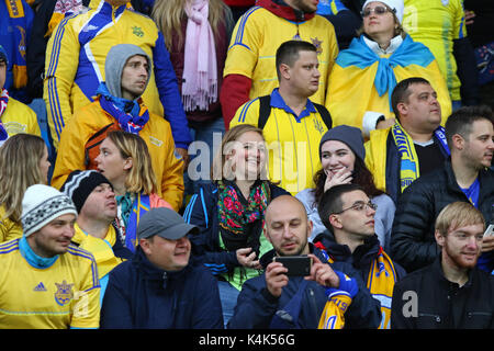 Reykjavik, Island. 5. September 2017. Ukraine National Team Unterstützer zeigen ihre Unterstützung während der FIFA WM 2018-Qualifikationsspiel Island v Ukraine bei Laugardalsvollur Stadion in Reykjavik, Island. Island gewann 2-0. Credit: Oleksandr Prykhodko/Alamy leben Nachrichten Stockfoto