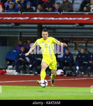 Reykjavik, Island. 5. September 2017. Yevhen Konoplyanka der Ukraine steuert eine Kugel während der FIFA WM 2018-Qualifikationsspiel gegen Island am Laugardalsvollur Stadion in Reykjavik, Island. Island gewann 2-0. Credit: Oleksandr Prykhodko/Alamy leben Nachrichten Stockfoto