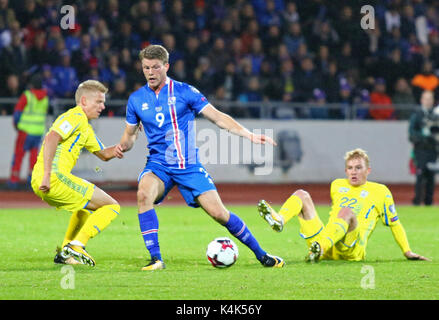 Reykjavik, Island. 5. September 2017. Bjorn Sigurdarsson von Island (C) kämpft für eine Kugel mit der ukrainischen Spieler während der FIFA WM 2018-qualifikationsspiel an Laugardalsvollur Stadion in Reykjavik, Island. Island gewann 2-0. Credit: Oleksandr Prykhodko/Alamy leben Nachrichten Stockfoto