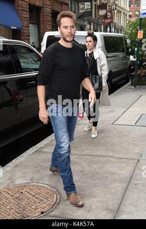 New York, NY, USA. 6. Sep 2017. Taylor Kitsch, die Förderung seiner neuen Film AMERICAN ASSASSIN heraus und über für Celebrity Candids - MI, New York, NY, 6. September 2017. Credit: Derek Sturm/Everett Collection/Alamy leben Nachrichten Stockfoto