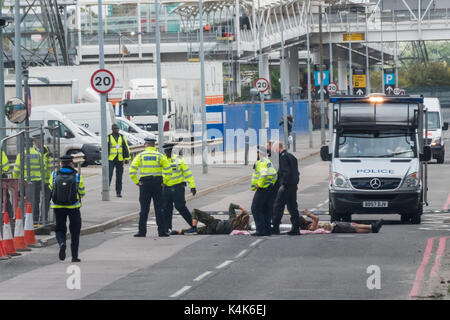 London, Großbritannien. 6. September 2017. Zwei Demonstranten haben es geschafft, innerhalb der Tore der ExCeL-Center zu gelangen und sich über die Straße gesperrt und kann von der West Gate gesehen werden. Credit: Peter Marschall/Alamy leben Nachrichten Stockfoto