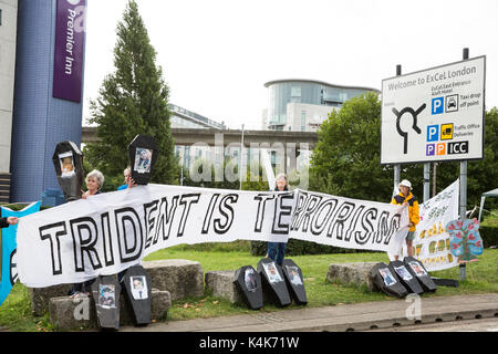 London, Großbritannien. 6. Sep 2017. Anti-Trident Aktivisten von Trident Ploughshares Protest außerhalb der ExCel Centre vor der DSEI Arme nächste Woche. Credit: Mark Kerrison/Alamy leben Nachrichten Stockfoto