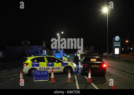 Peacehaven, UK. September 06 2017 - Polizei absperren Straße wegen WW2 Bombe in der Stadt Peacehaven entdeckt zu werden. Credit: INGRAINED/Alamy leben Nachrichten Stockfoto