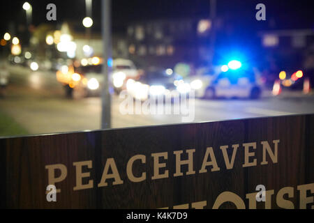 Peacehaven, UK. September 06 2017 - Polizei absperren Straße wegen WW2 Bombe in der Stadt Peacehaven entdeckt zu werden. Credit: INGRAINED/Alamy leben Nachrichten Stockfoto