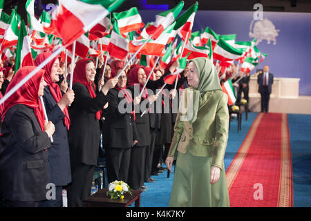 Maryam Rajavi, Tirana, Albanien. 06 Sep, 2017. Maryam Rajavi gratulieren Zahra Merrikhi für ihre Wahl als neuer Generalsekretär des iranischen Opposition, Organisation der Volksmojahedin des Iran (PMOI/MEK) in einem der MEK Zentren in Tirana am 6. September 2017. Merrikhi, ein Veteran Mitglied der PMOI versprach, alle Ressourcen der PMOI zu Freiheit und Demokratie im Iran zu etablieren. Credit: siavosh Hosseini/Alamy leben Nachrichten Stockfoto