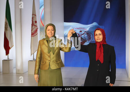 Maryam Rajavi, Tirana, Albanien. 06 Sep, 2017. Maryam Rajavi gratulieren Zahra Merrikhi für ihre Wahl als neuer Generalsekretär des iranischen Opposition, Organisation der Volksmojahedin des Iran (PMOI/MEK) in einem der MEK Zentren in Tirana am 6. September 2017. Merrikhi, ein Veteran Mitglied der PMOI versprach, alle Ressourcen der PMOI zu Freiheit und Demokratie im Iran zu etablieren. Credit: siavosh Hosseini/Alamy leben Nachrichten Stockfoto