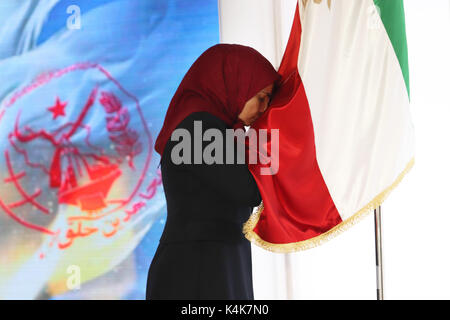 MEK, Tirana, Albanien. 06 Sep, 2017. Die iranische Opposition, Organisation der Volksmojahedin des Iran (PMOI/MEK) feierte den 52. Jahrestag ihrer Gründung durch die Wahl eines neuen Generalsekretärs, Zahra Merrikhi in einem ihrer Zentren in Tirana am 6. September 2017. Merrikhi, ein Veteran Mitglied der PMOI versprach, alle Ressourcen der PMOI zu Freiheit und Demokratie im Iran zu etablieren. Credit: siavosh Hosseini/Alamy leben Nachrichten Stockfoto