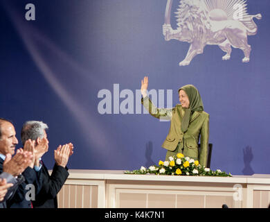 Maryam Rajavi, Tirana, Albanien. 06 Sep, 2017. Maryam Rajavi gratulieren Zahra Merrikhi für ihre Wahl als neuer Generalsekretär des iranischen Opposition, Organisation der Volksmojahedin des Iran (PMOI/MEK) in einem der MEK Zentren in Tirana am 6. September 2017. Merrikhi, ein Veteran Mitglied der PMOI versprach, alle Ressourcen der PMOI zu Freiheit und Demokratie im Iran zu etablieren. Credit: siavosh Hosseini/Alamy leben Nachrichten Stockfoto