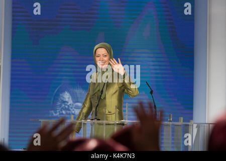 Maryam Rajavi, Tirana, Albanien. 06 Sep, 2017. Maryam Rajavi gratulieren Zahra Merrikhi für ihre Wahl als neuer Generalsekretär des iranischen Opposition, Organisation der Volksmojahedin des Iran (PMOI/MEK) in einem der MEK Zentren in Tirana am 6. September 2017. Merrikhi, ein Veteran Mitglied der PMOI versprach, alle Ressourcen der PMOI zu Freiheit und Demokratie im Iran zu etablieren. Credit: siavosh Hosseini/Alamy leben Nachrichten Stockfoto