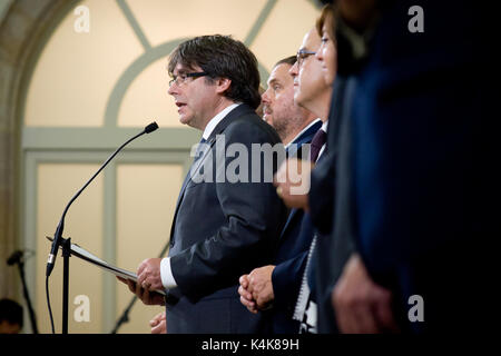 Barcelona, Katalonien, Spanien. 7. Sep 2017. Katalanisch Regional President CARLES PUIGDEMONT hält eine Rede im Katalanischen Parlament. Das katalanische Parlament hat ein Gesetz verabschiedet, ein Referendum für die Unabhängigkeit der nächsten ersten Oktober zu nennen. Die unionistische Kräfte von Katalonien und der spanischen Regierung sind frontal auf das Referendum dagegen und es illegal. Credit: Jordi Boixareu/ZUMA Draht/Alamy leben Nachrichten Stockfoto