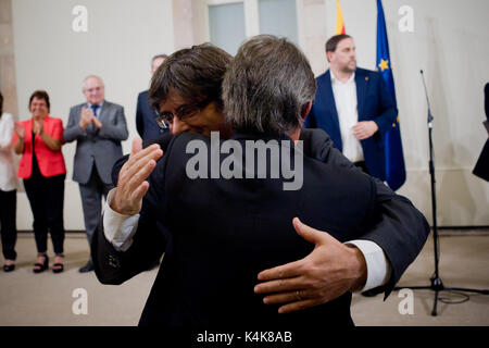 Barcelona, Katalonien, Spanien. 7. Sep 2017. Katalanisch Regional President CARLES PUIGDEMONT Umarmungen der ehemalige katalanische Präsident ARTUR MAS. Das katalanische Parlament hat ein Gesetz verabschiedet, ein Referendum für die Unabhängigkeit der nächsten ersten Oktober zu nennen. Die unionistische Kräfte von Katalonien und der spanischen Regierung sind frontal auf das Referendum dagegen und es illegal. Credit: Jordi Boixareu/ZUMA Draht/Alamy leben Nachrichten Stockfoto