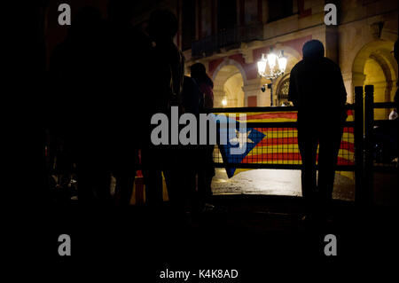 Barcelona, Katalonien, Spanien. 7. Sep 2017. Pro Unabhängigkeit Anhänger warten außerhalb des katalanischen Parlaments mit einem estelada Flagge, Zeichen von Katalonien Unabhängigkeit. Das katalanische Parlament hat ein Gesetz verabschiedet, ein Referendum für die Unabhängigkeit der nächsten ersten Oktober zu nennen. Die unionistische Kräfte von Katalonien und der spanischen Regierung sind frontal auf das Referendum dagegen und es illegal. Credit: Jordi Boixareu/ZUMA Draht/Alamy leben Nachrichten Stockfoto