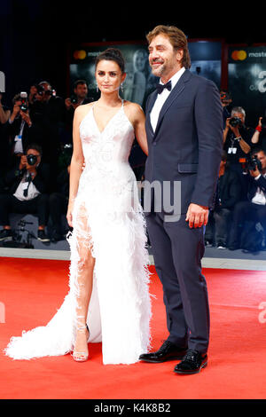 Venedig, Italien. 06 Sep, 2017. Penelope Cruz und Javier Bardem nehmen an der "Lieben Pablo 'Premiere während des 74. Filmfestival von Venedig am September 06, 2017 in Venedig, Italien. Quelle: John Rasimus/Medien Punch *** Frankreich, Schweden, Norwegen, Denark, Finnland, USA, Tschechische Republik, Südamerika Nur***/Alamy leben Nachrichten Stockfoto