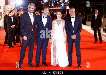 Venedig, Italien. 06 Sep, 2017. Javier Bardem, Penelope Cruz, Fernando Leon de Aranoa und Alberto Barbera nehmen an der "Lieben Pablo 'Premiere während des 74. Filmfestival von Venedig am September 06, 2017 in Venedig, Italien. Quelle: John Rasimus/Medien Punch *** Frankreich, Schweden, Norwegen, Denark, Finnland, USA, Tschechische Republik, Südamerika Nur***/Alamy leben Nachrichten Stockfoto