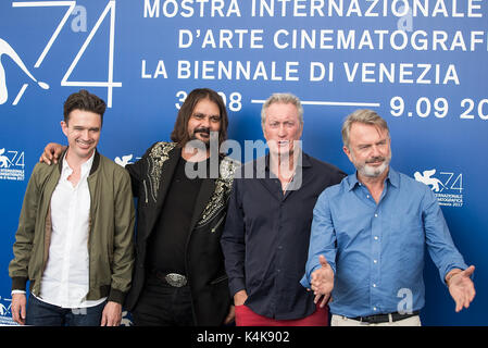 Venedig, Italien. 6. Sep 2017. Cast Mitglieder stellen bei einem Fotoshooting für den Film 'Sweet Land" auf dem 74. Filmfestival in Venedig Venedig, Italien, Sept. 6, 2017. Credit: Jin Yu/Xinhua/Alamy leben Nachrichten Stockfoto