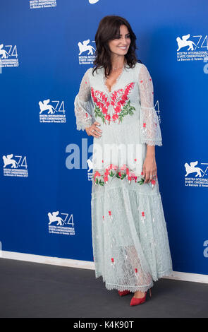 Venedig, Italien. 6. Sep 2017. Schauspielerin Penelope Cruz besucht das Fotoshooting des Films "Lieben Pablo" auf dem 74. Filmfestival in Venedig Venedig, Italien, Sept. 6, 2017. Credit: Jin Yu/Xinhua/Alamy leben Nachrichten Stockfoto