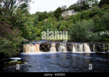 Fluss Swale, Keld, Yorkshire Dales. Mittwoch, 6. September 2017. UK Wetter. Nach einem feuchten Start Die Sonne bricht durch zu beleuchten Wain Wath fällt auf den Fluss Swale in der Nähe des Dorfes Keld. Quelle: David Forster/Alamy Leben Nachrichten. Stockfoto