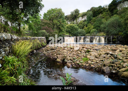 Fluss Swale, Keld, Yorkshire Dales. Mittwoch, 6. September 2017. UK Wetter. Nach einem feuchten Start Die Sonne bricht durch zu beleuchten Wain Wath fällt auf den Fluss Swale in der Nähe des Dorfes Keld. Quelle: David Forster/Alamy Leben Nachrichten. Stockfoto