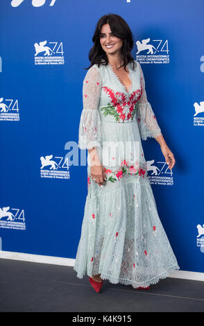 Venedig, Italien. 6. Sep 2017. Schauspielerin Penelope Cruz besucht das Fotoshooting des Films "Lieben Pablo" auf dem 74. Filmfestival in Venedig Venedig, Italien, Sept. 6, 2017. Credit: Jin Yu/Xinhua/Alamy leben Nachrichten Stockfoto